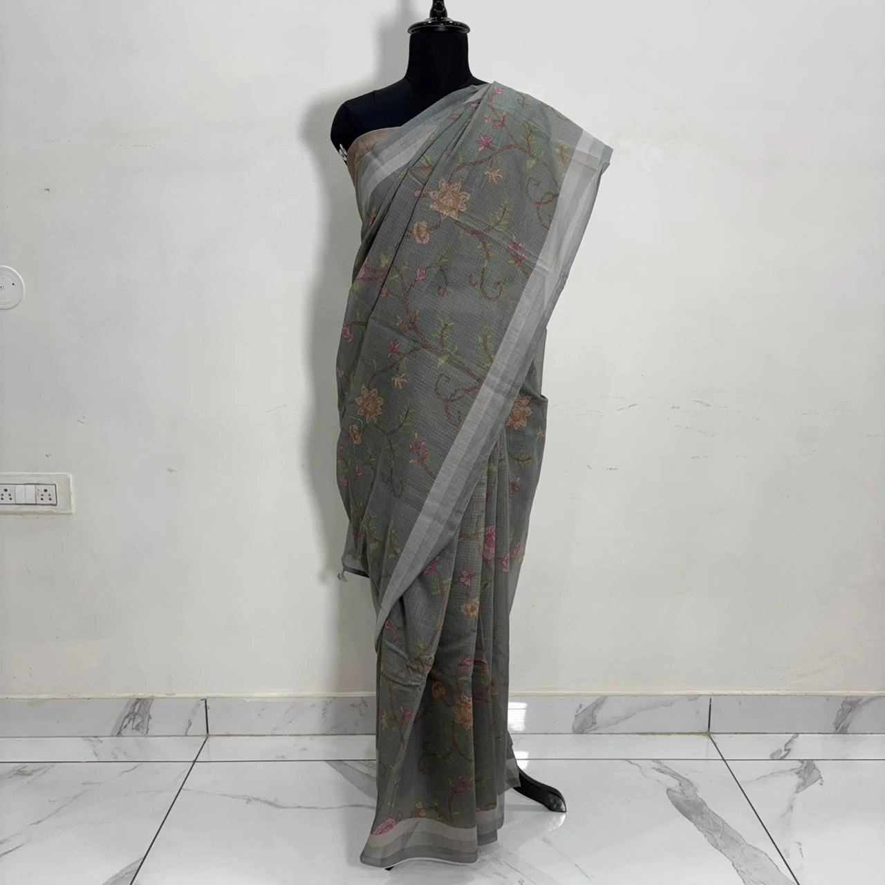 Emerald Green Mul Cotton Printed Saree with Floral Vine Design - Image 7